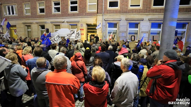 Komitet Obrony Demokracji protestował przeciwko reformie sądownictwa. W manifestacji, która odbyła się w niedzielę wieczorem na pl. Żołnierza Polskiego w Szczecinie, wzięło udział około 150 osób.