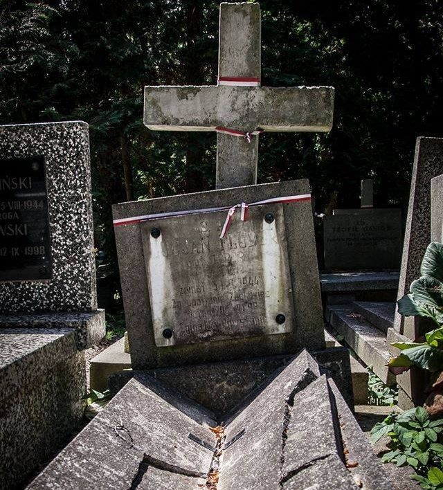 Pieniądze z reklam w Radiu Szczecin pozwolą zadbać o grób powstańca. Dołączamy do akcji Komitetu ds. Budowy i Renowacji Miejsc Pamięci oraz Mogił Powstańczych 1944 roku.