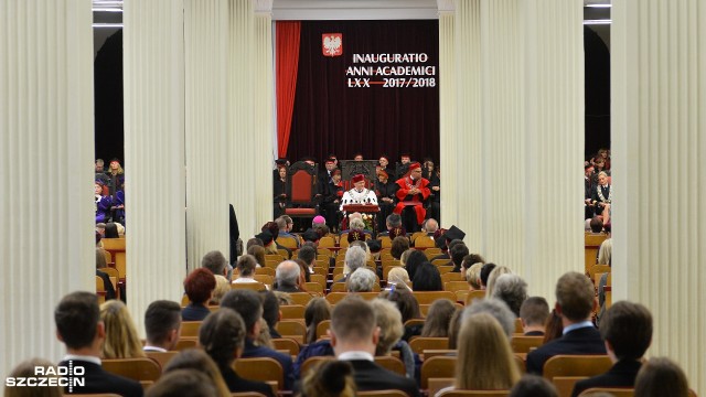 Pomorski Uniwersytet Medyczny we wtorek oficjalnie rozpoczął kolejny rok akademicki. W uroczystości wzięli udział studenci, władze uczelni, wykładowcy i absolwenci.