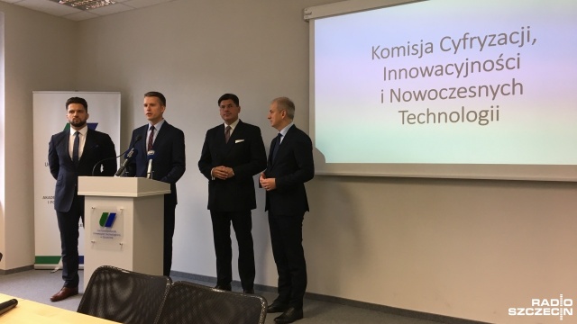 Sejmowa Komisja Cyfryzacji obraduje w Szczecinie. W czwartek posłowie zapoznali się m.in. z projektem informatycznego systemu dla portów, czyli Port Community System. To platforma cyfrowa, która ma ułatwić obieg ładunków i dokumentów w polskich portach.