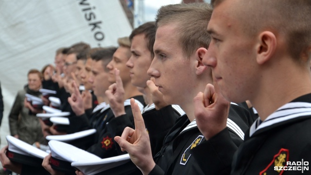 Pierwszą tak ważną uroczystość mają za sobą uczniowie z kołobrzeskiego Zespołu Szkół Morskich. W porcie jachtowym grupę ponad stu pierwszoklasistów czekało ślubowanie, po którym mogą poczuć się już pełnoprawnymi uczniami szkoły.