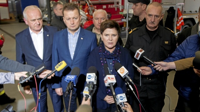 Premier Beata Szydło złożyła kondolencje rodzinom ofiar nawałnic, jakie w czwartek przeszły nad Polską. Orkan Ksawery zabił dwie osoby, prawie 40 zostało rannych.