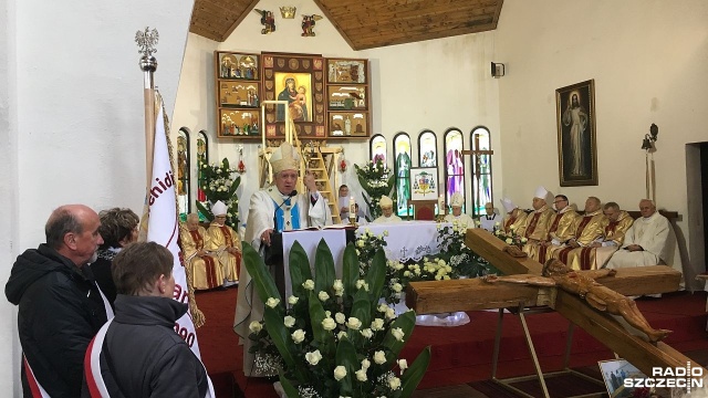 W uroczystości w Sanktuarium Matki Bożej Nadodrzańskiej Królowej Pokoju wzięło udział setki pielgrzymów z całej diecezji, kilkudziesięciu księży a także zachodniopomorscy parlamentarzyści w tym wicemarszałek Sejmu Joachim Brudziński.