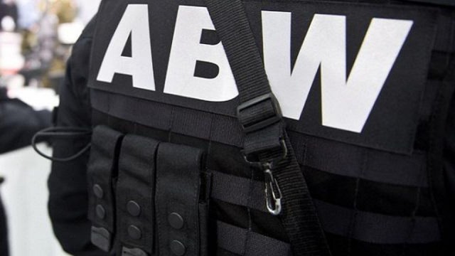 Agencja Bezpieczeństwa Wewnętrznego zatrzymała dwóch mężczyzn podejrzanych o wyłudzanie podatku VAT. Zatrzymani to kolejne osoby, które miały działać w gangu specjalizującym się w zakładaniu firm służących do wyłudzeń podatku i kredytów bankowych.