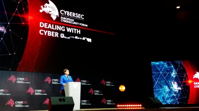Powołanie w Kancelarii Prezesa Rady Ministrów departamentu do spraw cyberprzestrzeni, zajmującego się między innymi przeciwdziałaniem cyberatakom, zapowiedziała premier Beata Szydło.