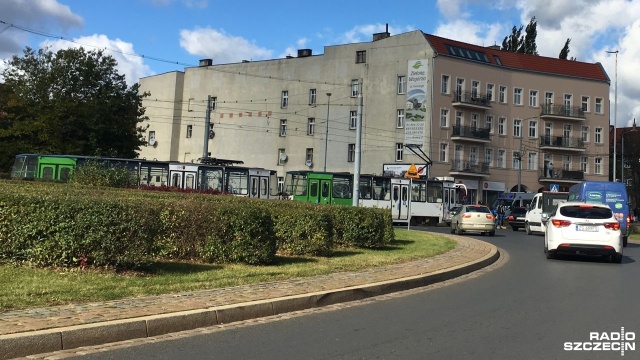 Tramwaj zderzył się z samochodem osobowym. Do zdarzenia doszło po godzinie 13 na rondzie Giedroycia w Szczecinie.