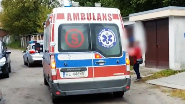 Szokujące odkrycie mieszkanki Szczecinka: kobieta znalazła zakrwawionego noworodka przy śmietniku obok bloku przy ulicy Armii Krajowej. Jak podaje portal iszczecinek.pl na jednym z parapetów w bloku były ślady krwi. Stan noworodka jest ciężki, ale stabilny.