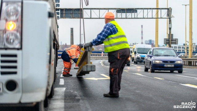 Dwa skrajne prawe pasy Trasy Zamkowej zostały w środę wyłączone z ruchu.