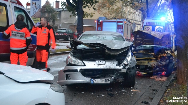Trzy samochody osobowe zderzyły się na ul. Jedności Narodowej w Kołobrzegu. Do zdarzenia doszło około godziny 18. Ranne zostały dwie osoby.