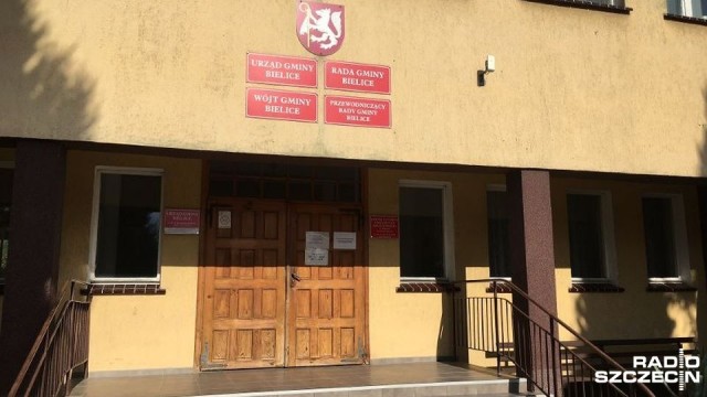 Prokuratura Okręgowa w Szczecinie prowadzi śledztwo w sprawie zadłużenia gminy Bielice. Zobowiązania przekraczają już wielkość budżetu, który wynosi 13 milionów złotych.