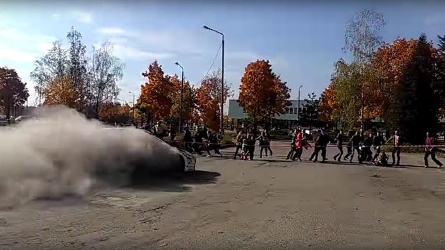 Rozpędzone auto wjechało w kibiców na trasie Rajdu Śląska. Samochód potrącił dwójkę dzieci, pięcio i dziewięcioletnie dziewczynki.