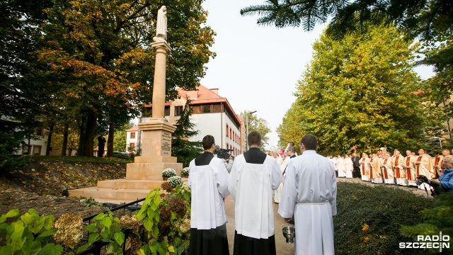 Metropolita szczecińsko-kamieński abp Andrzej Dzięga i pozostali biskupi archidiecezji poświęcili nową figurę Matki Bożej Fatimskiej. To dar kapłanów i wiernych Archidiecezji Szczecińsko-Kamieńskiej na 100-lecie objawień fatimskich.