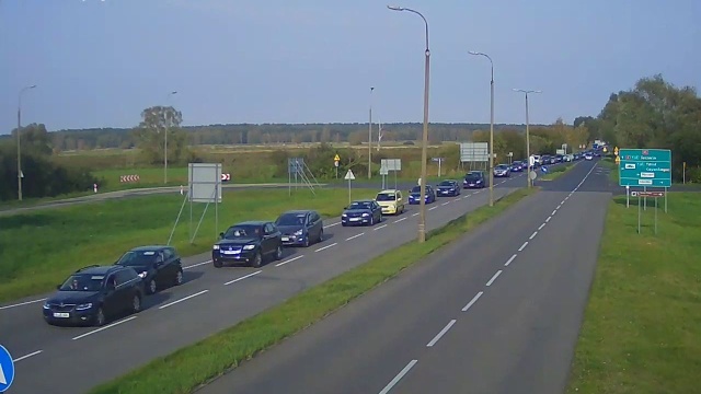 Ponad półtora kilometra ma korek, w którym tkwią kierowcy zmierzający do Świnoujścia przez karsiborską przeprawę.