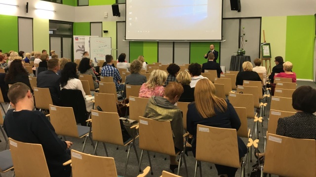 Jak wykorzystać nowe trendy z dziedziny psychologii i pedagogiki oraz niestandardowe metody nauczania w szkołach Czy obecny system edukacji jest efektywny i czy dzieci są gotowe, by sprostać oczekiwaniom wobec nich To tylko niektóre z tematów, o których dyskutowano w czwartek w ramach Szczecińskiego Forum Oświatowego.