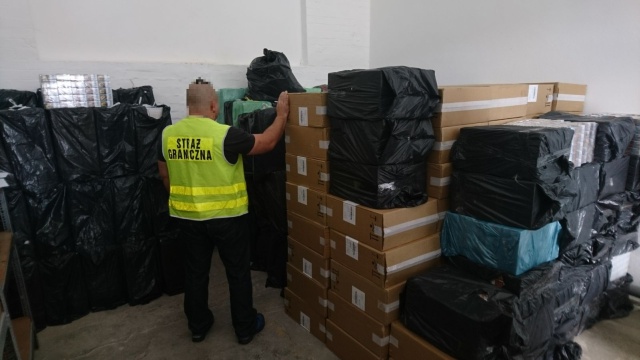 Trzy miliony sztuk papierosów przechwycili funkcjonariusze straży granicznej. Zatrzymano trzech mężczyzn z Warmii i Mazur. Nielegalny towar znaleziono podczas kontroli busa na Dolnym Śląsku.