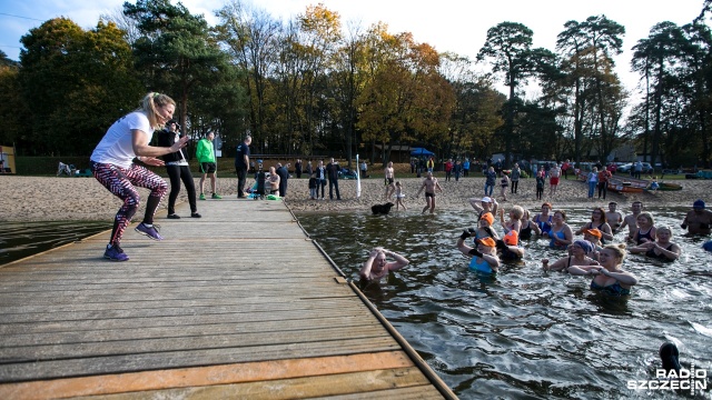 Prawie setka osób rozpoczęła sezon morsowania w Jeziorze Głębokim w Szczecinie. Były skoki do wody, aqua-aerobic i nurkowanie.
