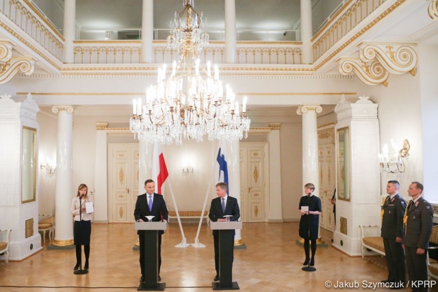 Prezydent Andrzej Duda broni sprawy praworządności oraz reformy sądownictwa w Polsce. Prezydent przekonywał w Helsinkach, że w Polsce jest przestrzegana konstytucja, a obywatelom nie są odbierane wolności demokratyczne.