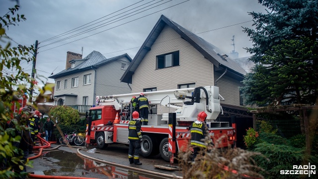 Siedem zastępów strażaków gasiło pożar domu jednorodzinnego w podszczecińskim Mierzynie. Ogień wybuchł przed godziną 16 przy ulicy Mierzyńskiej.