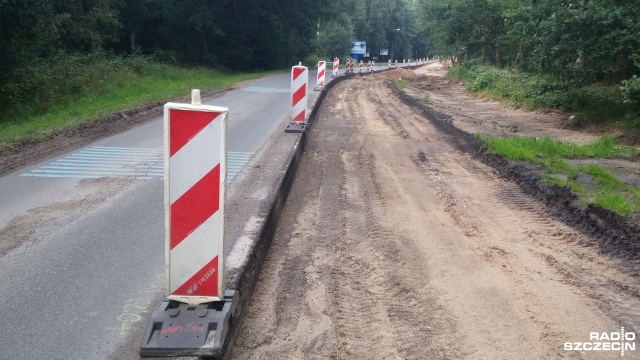 Deszczowa aura spowalnia prace podczas remontu nadmorskiej, wojewódzkiej drogi nr 102. Opady nie pozwalają na szybkie układanie betonu pod odnawiane jezdnie. To jednak nie koniec kłopotów.