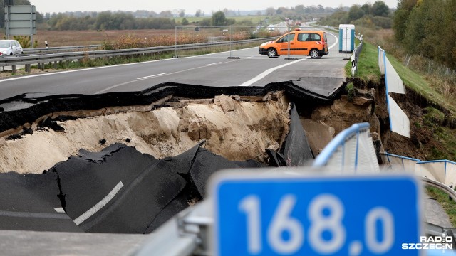 Niemiecka autostrada A20, w miejscu, gdzie osunęła się jezdnia, od piątku jest całkowicie nieprzejezdna. Poinformowało o tym ministerstwo infrastruktury w Schwerinie. Od początku października ruch w kierunku Szczecina odbywał się tam jednym pasem. Nitka w stronę Lubeki została całkowicie zniszczona na odcinku blisko 100 metrów.