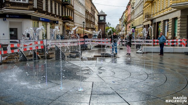 Frygę zastąpiła fontanna, a w piątek pierwszy raz trysnęła z niej woda. Dobiega końca remont ulicy Jagiellońskiej w Szczecinie.