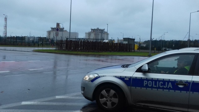 Silny wiatr spowodował uszkodzenia w terminalu LNG w Świnoujściu. Według wstępnych informacji, przewrócił stojącą na terenie gazoportu suwnicę.