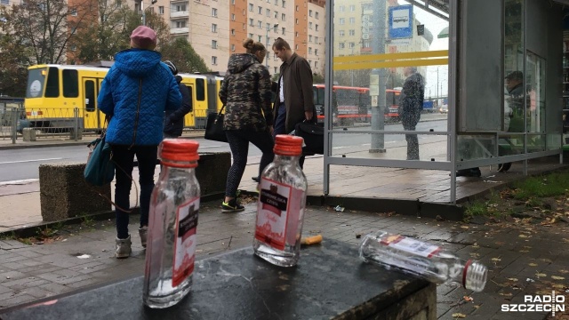 Puste butelki po wódce i innych, tanich alkoholach, walające się puszki i smród - to nie opis jakiejś meliny, a przystanku autobusowego przy ulicy Wyszyńskiego, z którego codziennie korzystają setki osób.