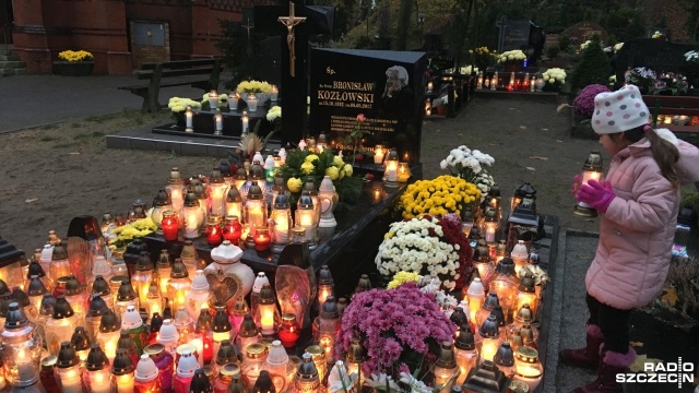 Był człowiekiem, który żył dla innych, kochaliśmy go, więc nie mogło nas dziś tu zabraknąć - mówili reporterowi Radia Szczecin mieszkańcy Gryfina, którzy odwiedzali na tamtejszym cmentarzu grób księdza prałata Bronisława Kozłowskiego. Przy jego mogile stanęły kwiaty i dziesiątki zniczy.