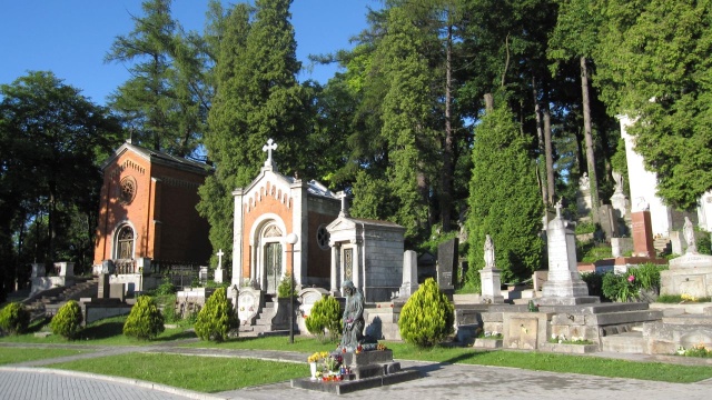 Na Cmentarzu Łyczakowskim i Orląt Lwowskich płonie 20 tys. białych i czerwonych zniczy. To efekt 14. akcji Światełko Pamięci dla Cmentarza Łyczakowskiego, którą organizują Konsulat Generalny we Lwowie, Ministerstwo Kultury i Dziedzictwa Narodowego oraz Polacy ze Lwowa.