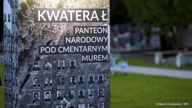Mieszkańcy stolicy oddali na Powązkach Wojskowych hołd Żołnierzom Wyklętym. Tam znajduje się Kwatera na Łącze, gdzie komuniści po wojnie chowali w masowych grobach zamordowanych żołnierzy podziemia.