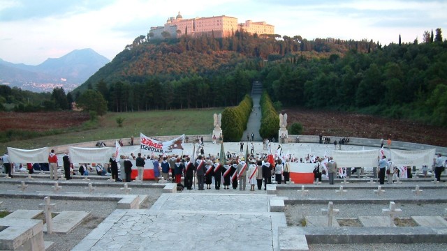 Polska ambasada w Rzymie protestuje przeciwko planom prywatyzacji drogi prowadzącej na polski cmentarz na Monte Cassino. Mogłoby to utrudnić dostęp do nekropoli.