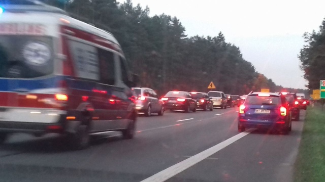 Po godz. 15 w okolicy węzła Rzęśnica (w kierunku Szczecina) zderzyły się cztery auta osobowe. Dwóm osobom udzielana jest pomoc medyczna.