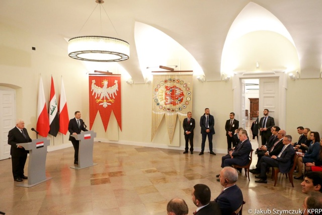 Prezydent Iraku omyłkowo poinformował o śmierci polskich żołnierzy w jego kraju. Do dyplomatycznej gafy doszło w czasie konferencji prasowej po spotkaniu prezydentów Polski i Iraku w Warszawie. Sytuację wyjaśnił dopiero polski prezydent Andrzej Duda.