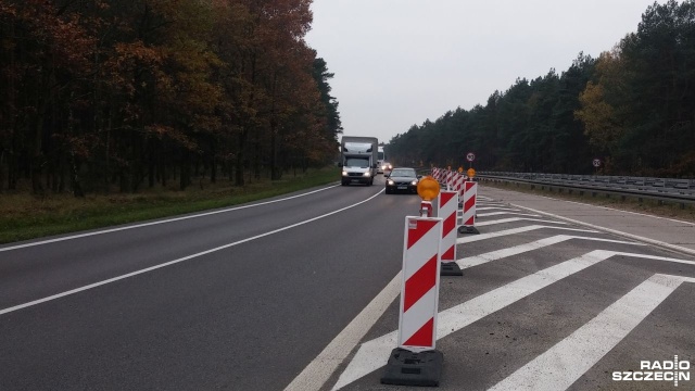 Pierwsze przygotowania do zmiany w organizacji ruchu rozpoczynają się już w środę. Od czwartku nie będzie można przejeżdżać starym, betonowym odcinkiem autostrady w kierunku Szczecina, między węzłem Rzęśnica, a zjazdem na Dąbie.