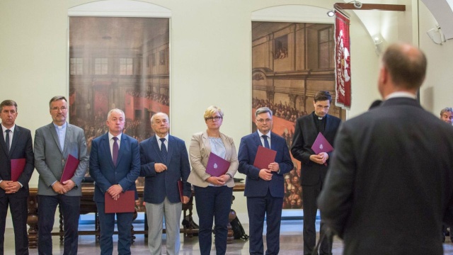 W czwartek poznamy laureatów nagrody Prezydenta RP Dla Dobra Wspólnego. Wyróżnienie ma honorować szczególnie zaangażowane osoby, organizacje pozarządowe i wartościowe przedsięwzięcia społeczne budujące wspólnotę obywatelską. Uroczysta gala z udziałem prezydenta Andrzeja Dudy i jego małżonki rozpocznie się o godz. 11 w Pałacu Prezydenckim w Warszawie.