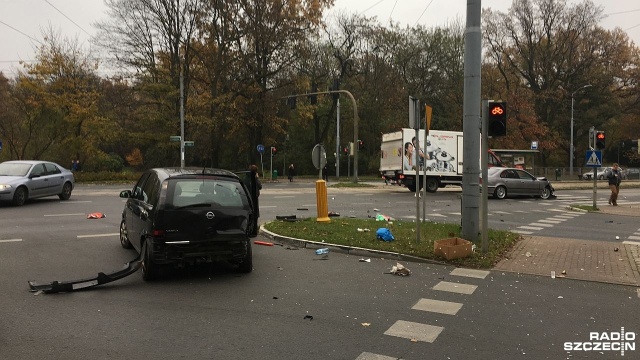 Przy skrzyżowaniu ulic Malczewskiego z Matejki w Szczecinie zderzyły się dwa samochody.