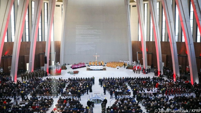 W Warszawie trwają główne obchody 99. rocznicy odzyskania przez Polskę niepodległości. Prezydent Andrzej Duda, marszałkowie Sejmu i Senatu, premier Beata Szydło i kilka tysięcy osób z całej Polski modliło się za Ojczyznę na mszy w Świątyni Opatrzności Bożej.