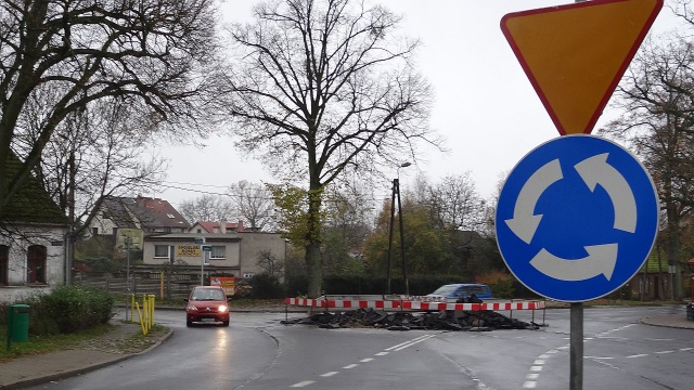 Już teraz w trakcie budowy kierowcy korzystają z nowej organizacji ruchu na skrzyżowaniu ulic Miodowej i Chorzowskiej.