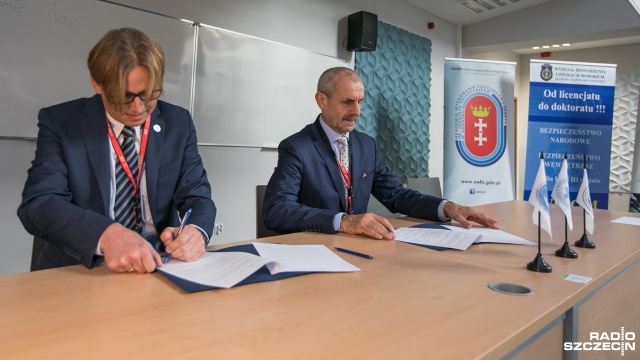 Lepsza współpraca, szkolenie i koordynacja akcji ratunkowych - to główne założenia umowy, podpisanej w poniedziałek przez zachodniopomorskie Wodne Ochotnicze Pogotowie Ratunkowe z Zachodniopomorskim Związkiem Ochotniczych Straży Pożarnej.