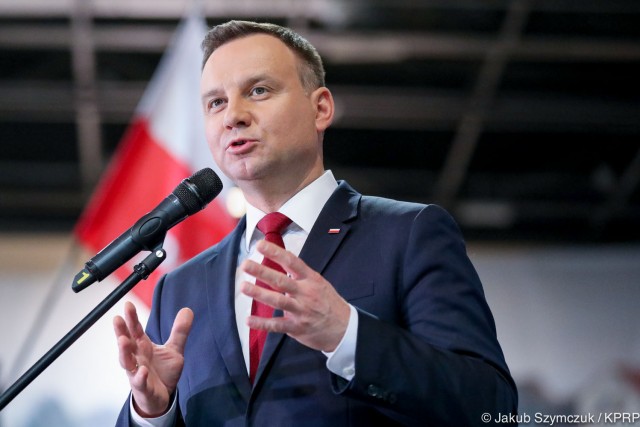 Nie można postawić znaku równości między patriotyzmem a nacjonalizmem - powiedział prezydent Andrzej Duda. Podczas wizyty w Krapkowicach w województwie opolskim prezydent odniósł się do sobotniego Marszu Niepodległości w Warszawie, na którym pojawiły się takie hasła jak Europa biała albo bezludna.