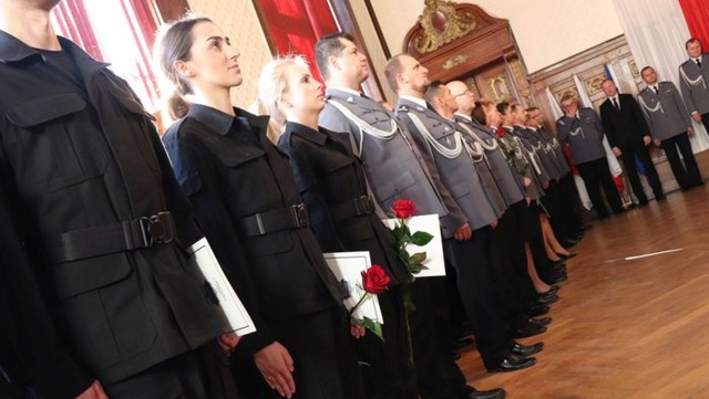 30 nowych policjantów zasiliło zachodniopomorski garnizon. W poniedziałek 28 z nich złożyło ślubowanie. Uroczystość odbyła się w urzędzie wojewódzkim w Szczecinie.