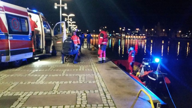 Szczecińscy WOPR-owcy uratowali życie kobiecie, która w lodowatej wodzie była blisko godzinę. Akcja ratownicza miała miejsce w poniedziałek wieczorem między Mostem Długim, a Mostem Kolejowym.