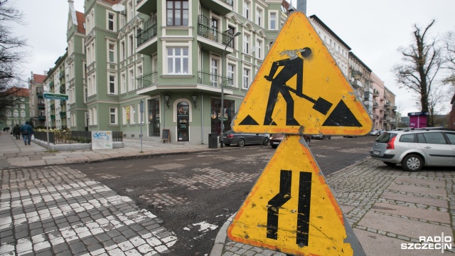 Drogowcy zniknęli z ulic, które rozkopali. W konsekwencji kierowcy np. na Niedziałkowskiego i Piotra Skargi mają do pokonania tor przeszkód. Tak prace remontowe na szczecińskich ulicach przeprowadza Strabag na zlecenie Zarząd Dróg i Transportu Miejskiego.