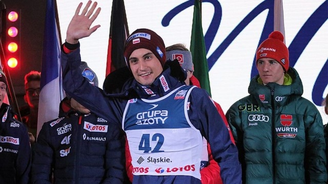 Reprezentacja Polski w składzie: Piotr Żyła, Dawid Kubacki, Maciej Kot i Kamil Stoch zajęła drugie miejsce w drużynowym konkursie Pucharu Świata w skokach narciarskich na skoczni w Wiśle. Polacy uzyskali notę 1006,5 punktu - taką samą, jak Austriacy: Daniel Huber, Clemens Aigner, Michael Hayboeck i Stefan Kraft.