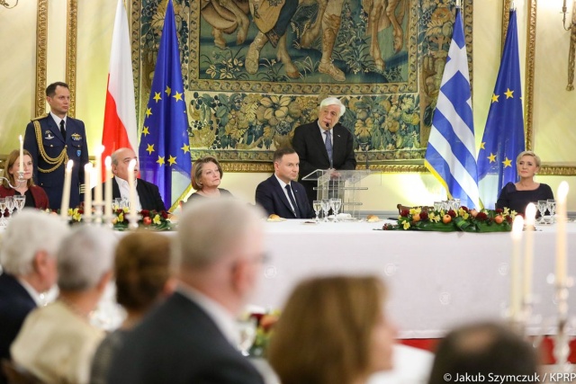Wszystkie kraje Unii Europejskiej muszą wykazać się solidarnością w kwestii przyjmowania uchodźców - mówił prezydent Grecji w czasie wieczornego spotkania z prezydentem Polski w Atenach.