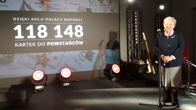 Ponad 118 tysięcy kartek pocztowych trafiło do Powstańców Warszawskich. Na stadionie PGE Narodowy w Warszawie uroczyście podsumowano akcję BohaterON - włącz historię, której celem jest uhonorowanie uczestników Powstania Warszawskiego, poprzez wysłanie im symbolicznych kartek z życzeniami.