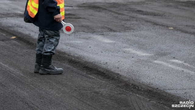 Uwaga na Bogumińskiej Drogowcy układają nowy asfalt