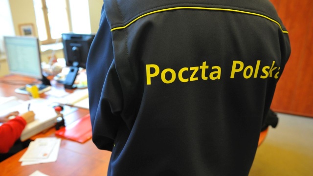 Aby mieć pewność, że świąteczny prezent kupiony przez internet dotrze przed Wigilią Bożego Narodzenia, trzeba go zamówić nie później niż w połowie grudnia. Pocztowcy twierdzą, że im wcześniej to zrobimy, tym lepiej. Tak wynika z analizy przeprowadzonej przez Pocztę Polską.