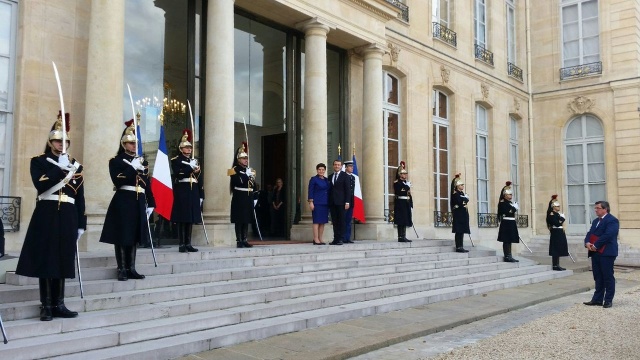 Premier Beata Szydło powiedziała w Paryżu, że Polska podobnie jak Francja przywiązuje wagę do tego, by przestrzegane były wszystkie zasady, wartości i prawa oraz prawa europejskie.