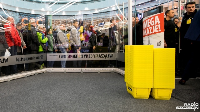 Szczecinianie w szale zakupów: tłumy w sklepach, a znalezienie miejsca parkingowego graniczy z cudem. Tak właśnie wygląda Black Friday w galeriach handlowych w Szczecinie. Największym zainteresowaniem cieszą się sklepy z elektroniką i ubraniami. Szczecinianie twierdzą, że to doskonała okazja do kupienia prezentów bożonarodzeniowych.